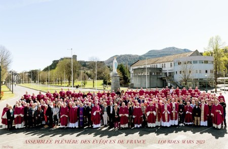 Photo officielle assemblée plénière des évêques de France mars 2023